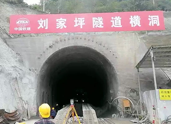 中鐵十七局液壓濕噴機施工現(xiàn)場